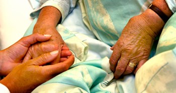 Alzheimerforeningen: Der skal stilles krav til demensvenlige kommuner