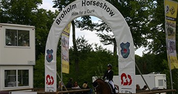 Broholm Horseshow og Alzheimerforeningen samlede Demensvenner og penge ind til forskning