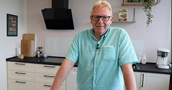 Lars går til hånde og arrangerer mandeklub: "Det er vældig lækkert, at man skal noget"