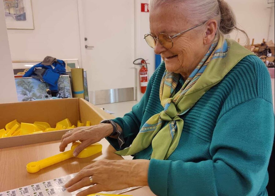 En af beboerne på arbejde i Værkstedet