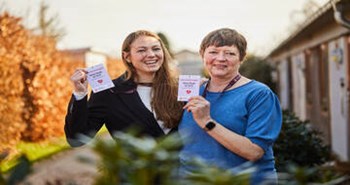 Lotte samler ind til landsindsamlingen:   “Jeg er jo nødt til at udbrede viden til alle, der spørger”
