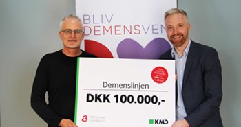 KMD giver 100.000 kr. til Alzheimerforeningens telefonrådgivning - Demenslinien