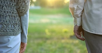 Slut med at plejehjem nægter pårørende gåture med deres kære
