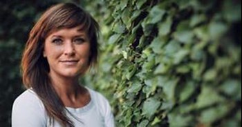 Ældreminister begynder dialogmøder med mennesker med demens og deres pårørende