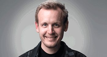 Humor hjalp Frederik igennem en hård hverdag