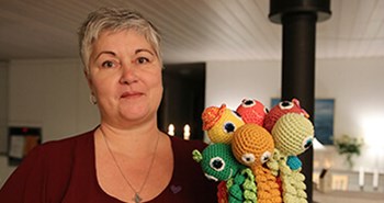Portræt af en frivillig: Charlotte hækler sprutter til demenspatienter