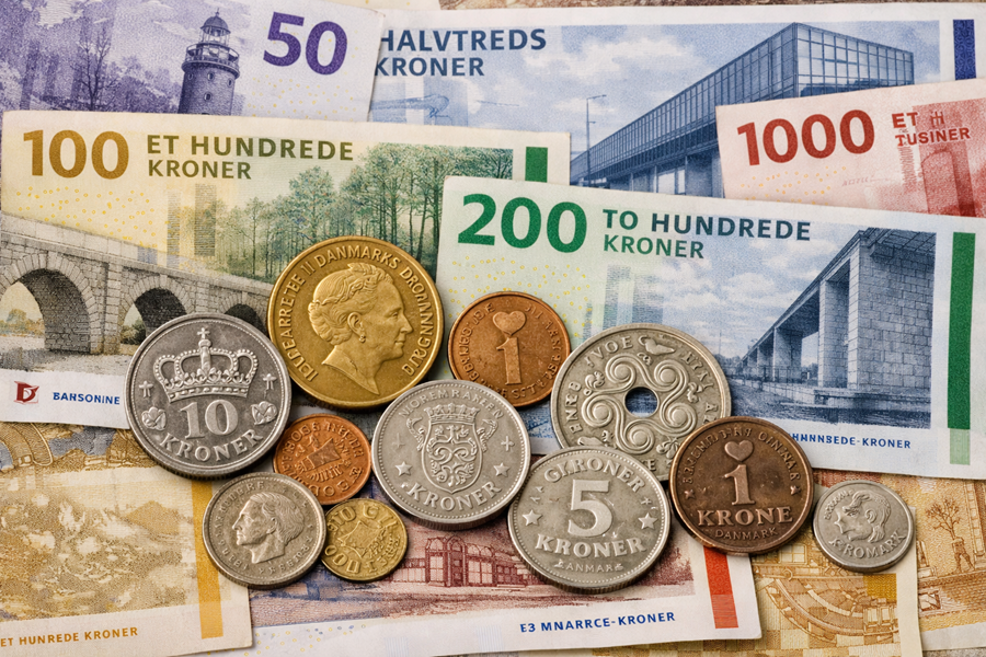 Illustration inspireret af danske penge, ikke en gengivelse af autentiske sedler eller mønter.”
