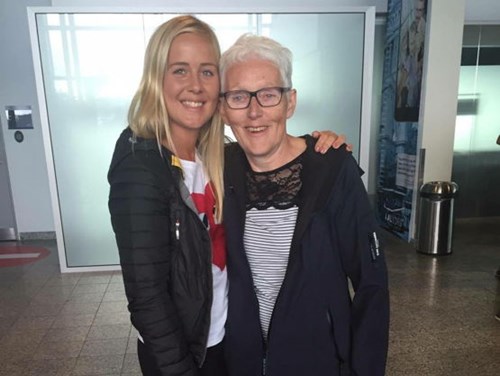 Cecilie Rytter med sin mor. Cecilie Rytter deltager i YOU RUN til fordel for Alzheimerforeningen